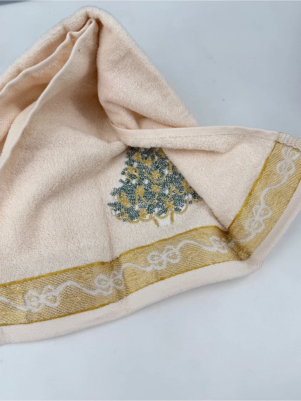 Vintage Linens' N Things Embroidered Kitchen Bath Hand Towel Christmas Holiday